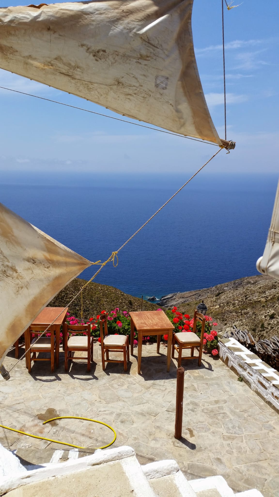 Terrazza con tende a vela bianche e vista sul mare di Karpathos