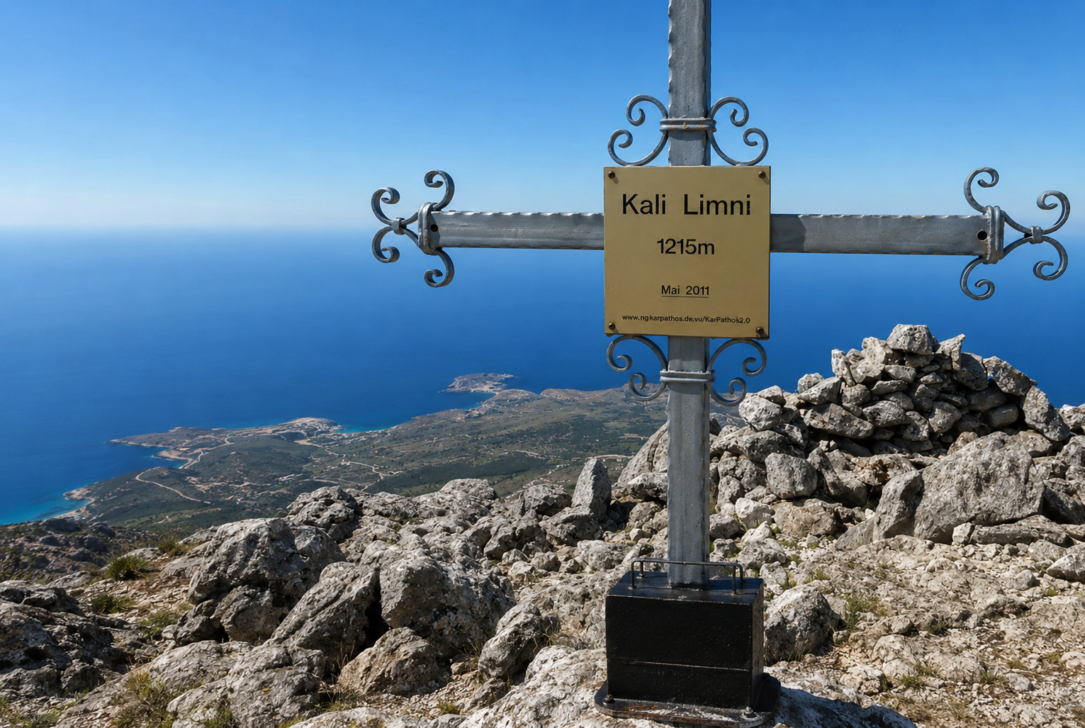 Vista panoramica dall'alto sulle insenature rocciose e il mare di Karpathos