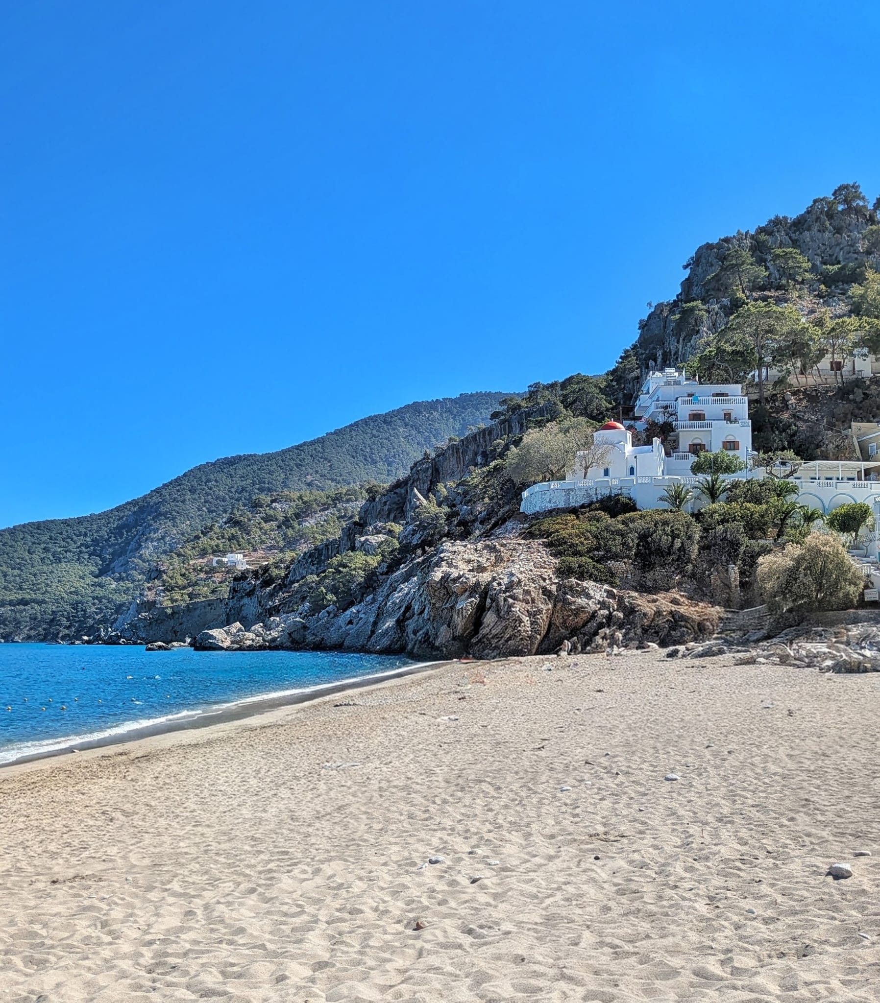 Kyra Panagia: baia con chiesetta a cupola rossa e mare turchese sulla costa est di Karpathos
