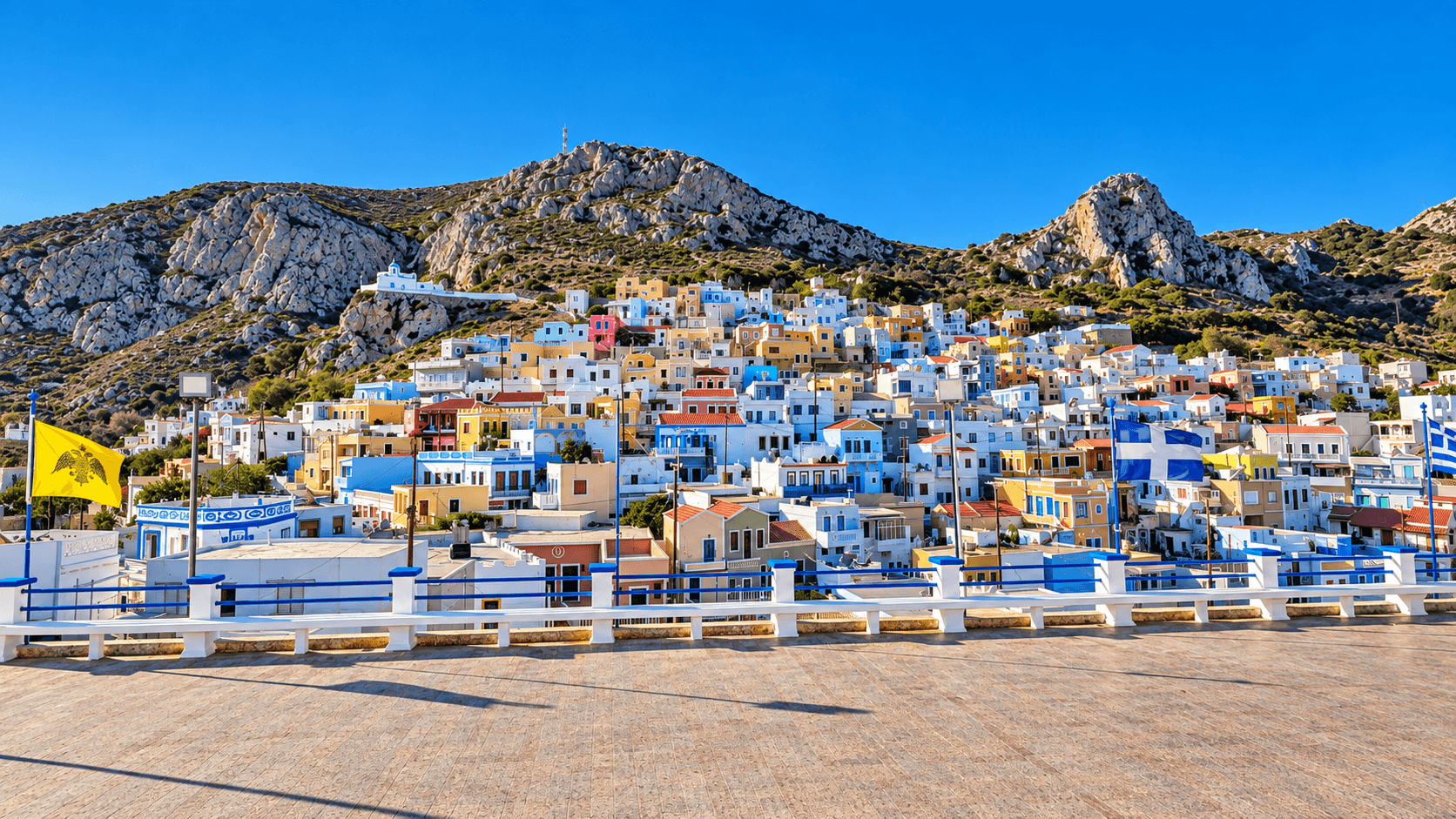 Porta blu su parete bianca in un vicolo di villaggio a Karpathos