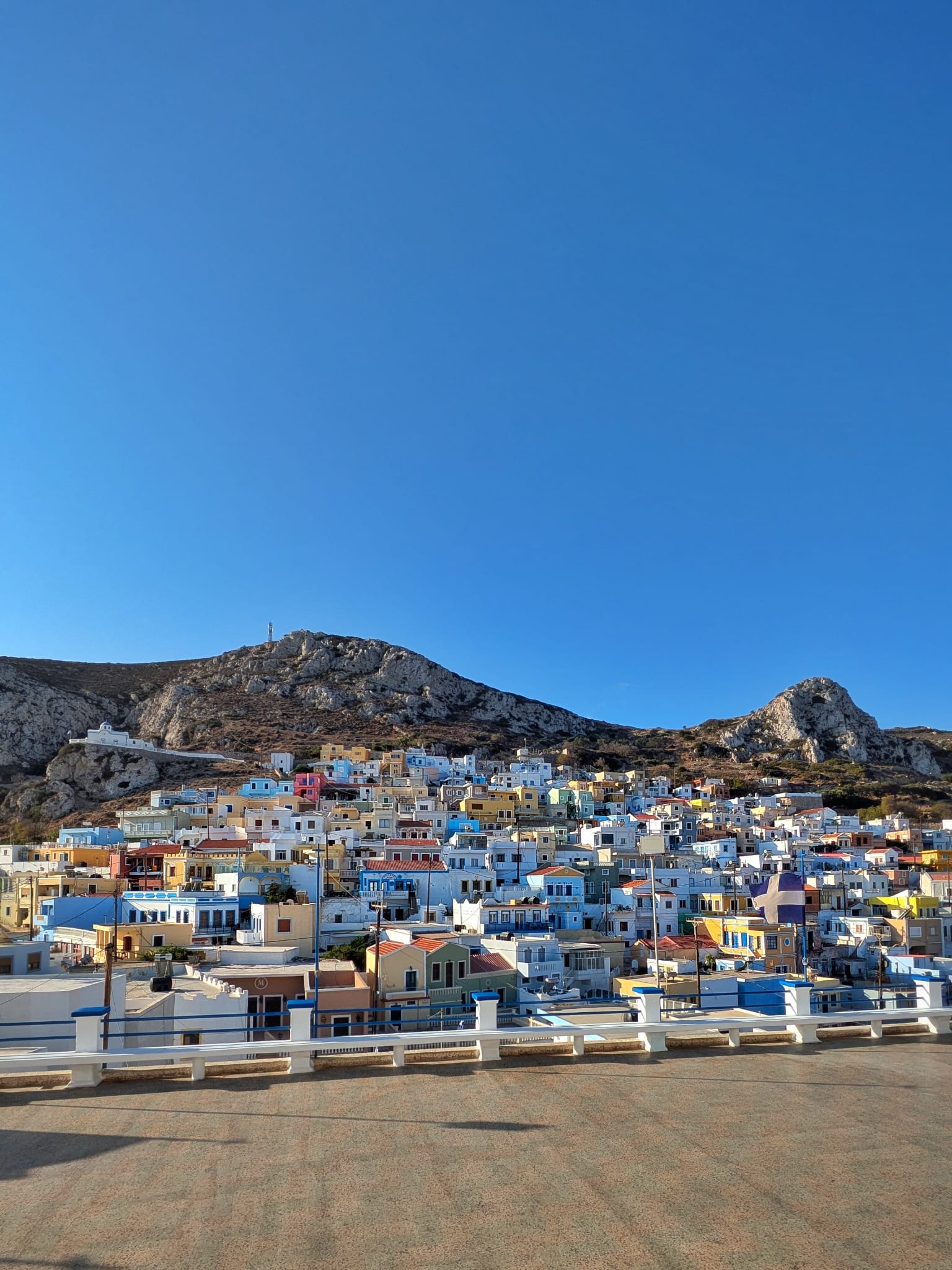 Panoramica di Pigadia, la capitale di Karpathos, con il porto e le case bianche
