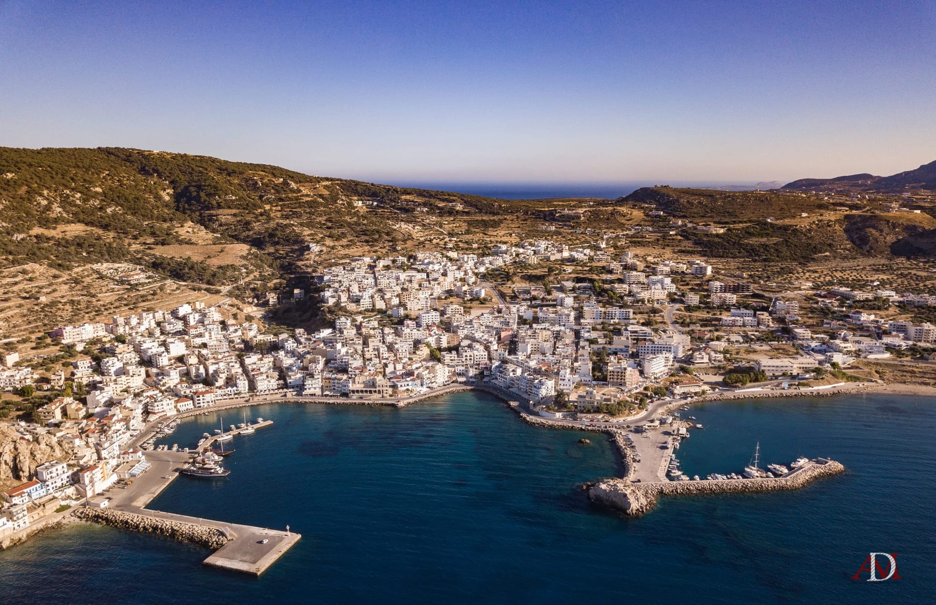 Panoramica di Pigadia, la capitale di Karpathos, con il porto e le case bianche