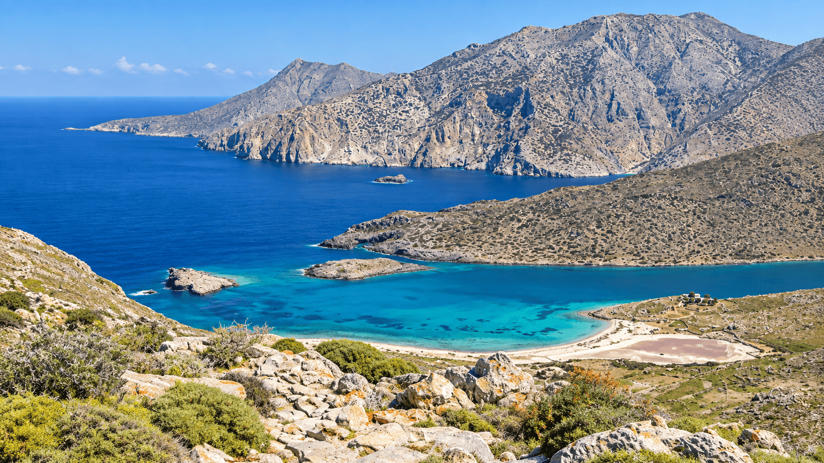 Sentiero costiero con un albero solitario sulla costa di Karpathos