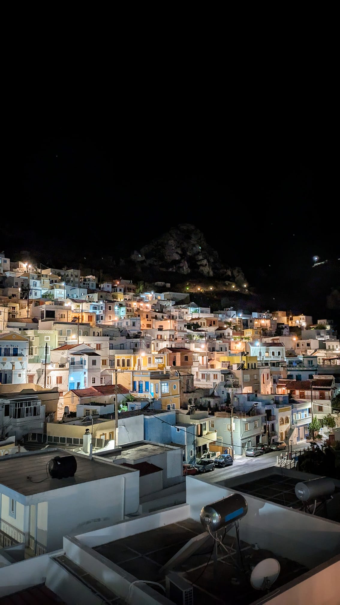 Villaggio di Karpathos illuminato di notte durante una festa tradizionale